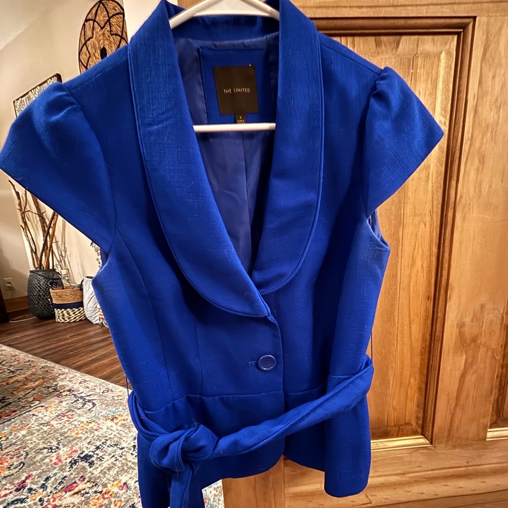 The limited Vibrant Blue Short Sleeve Blazer Sz small